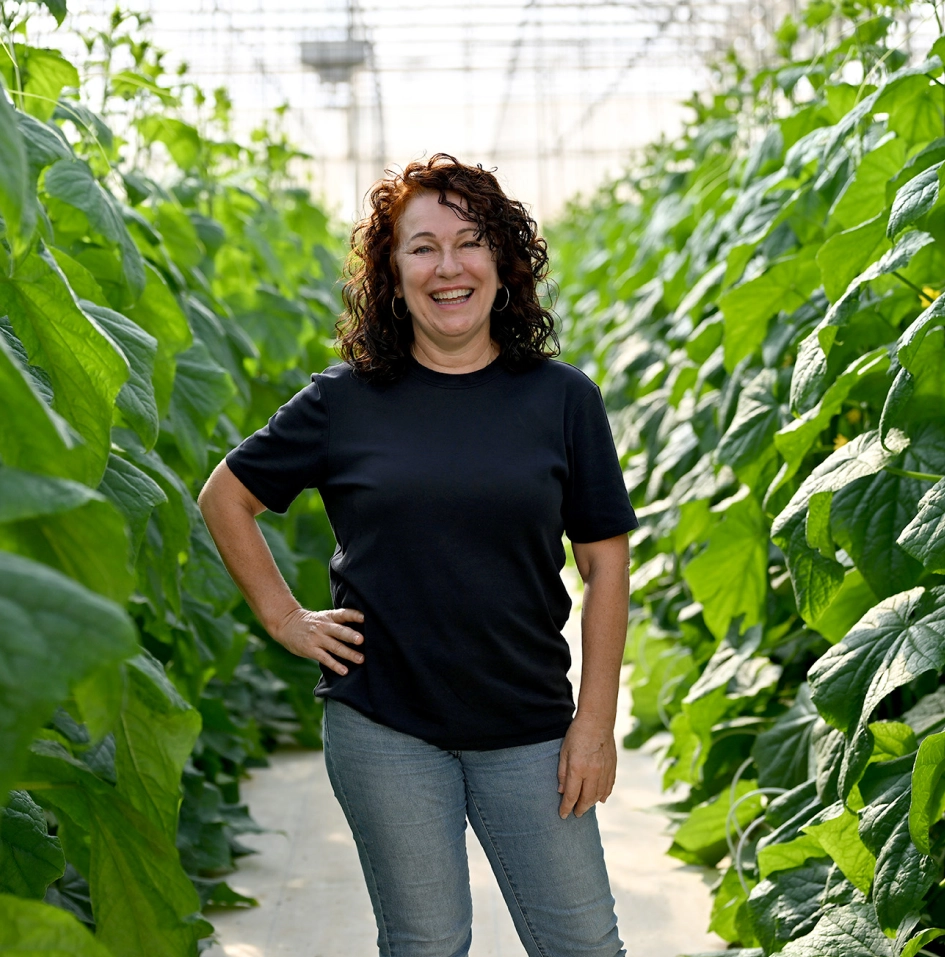 Mujer agricultora en invernadero